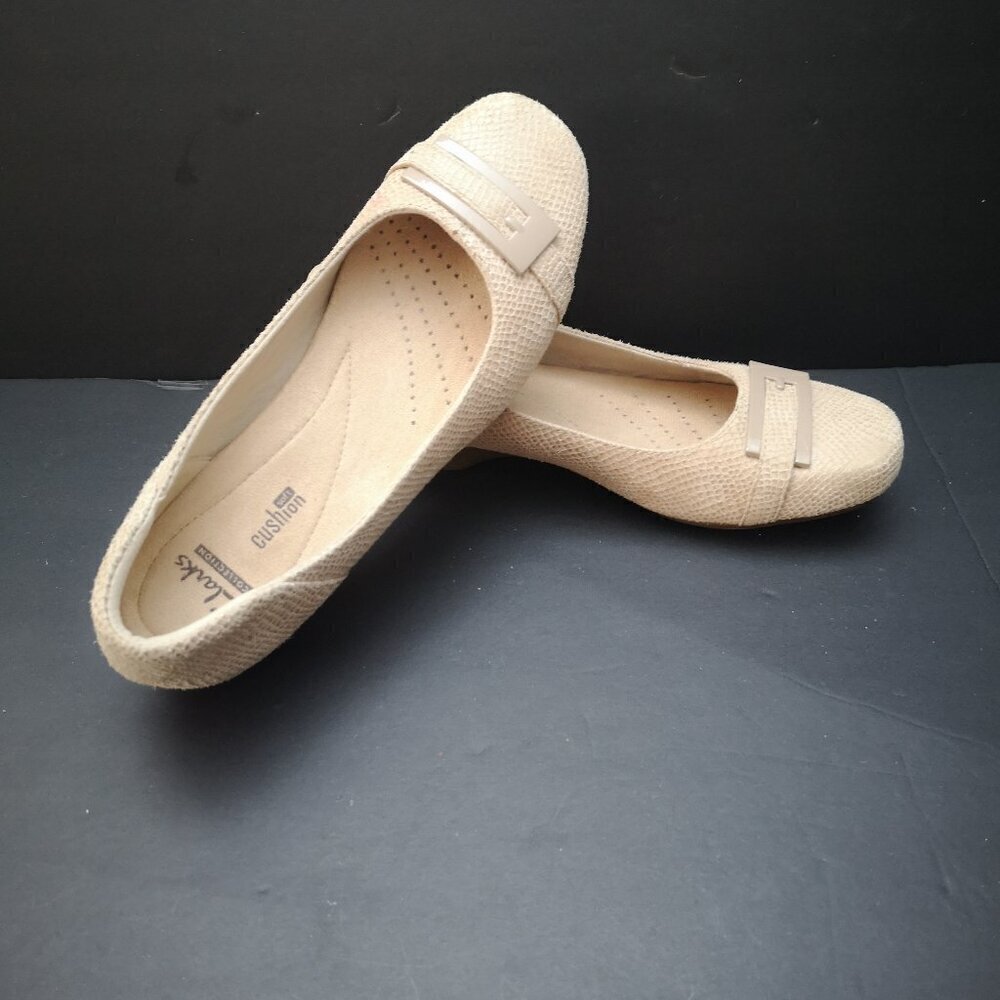 Clarks Ladies Size 7 Tan Snakeskin Faux Leather Brown Sole Flats